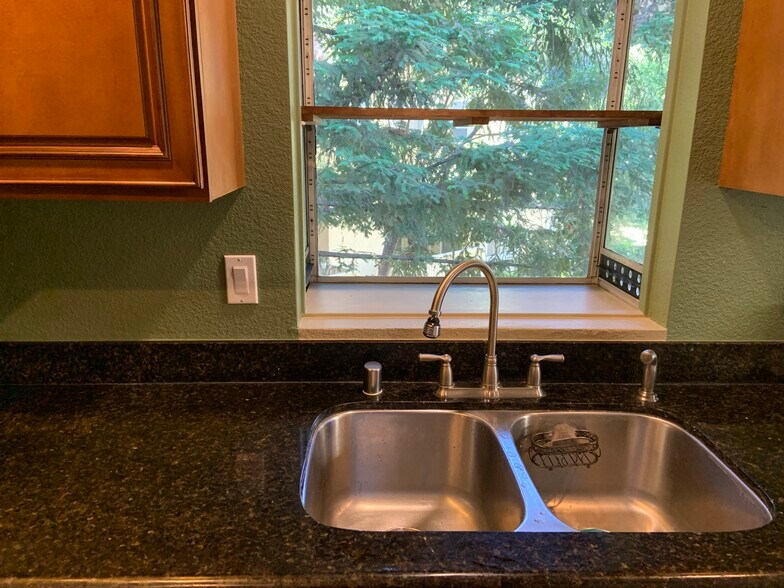 Building Photo - 1402 Forest Run