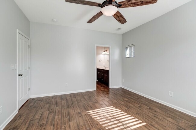 Building Photo - 1018 Hemlock Dr