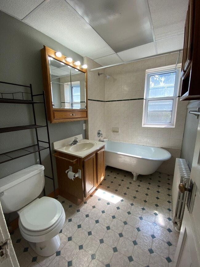 Building Photo - 920 E 5th St