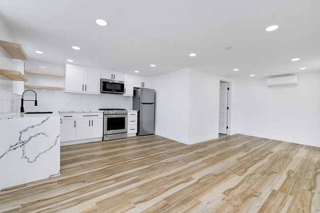 Building Photo - This unit offers a cozy and private 1-bedr...