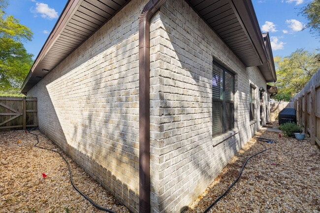 Building Photo - 518 Sibert Ave