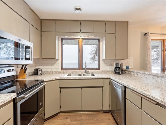 Building Photo - 3 Bedroom House on Mille Lacs Lake - All U...