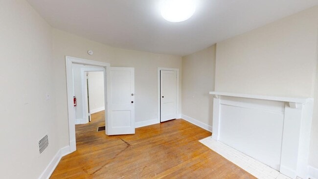 Building Photo - 131 E Northwood Ave