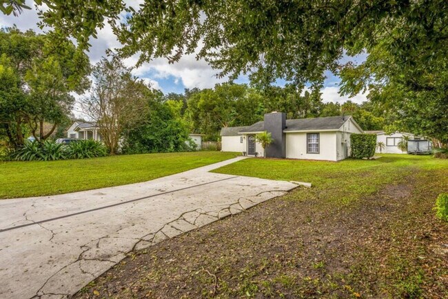 Building Photo - 2233 E Kaley Ave