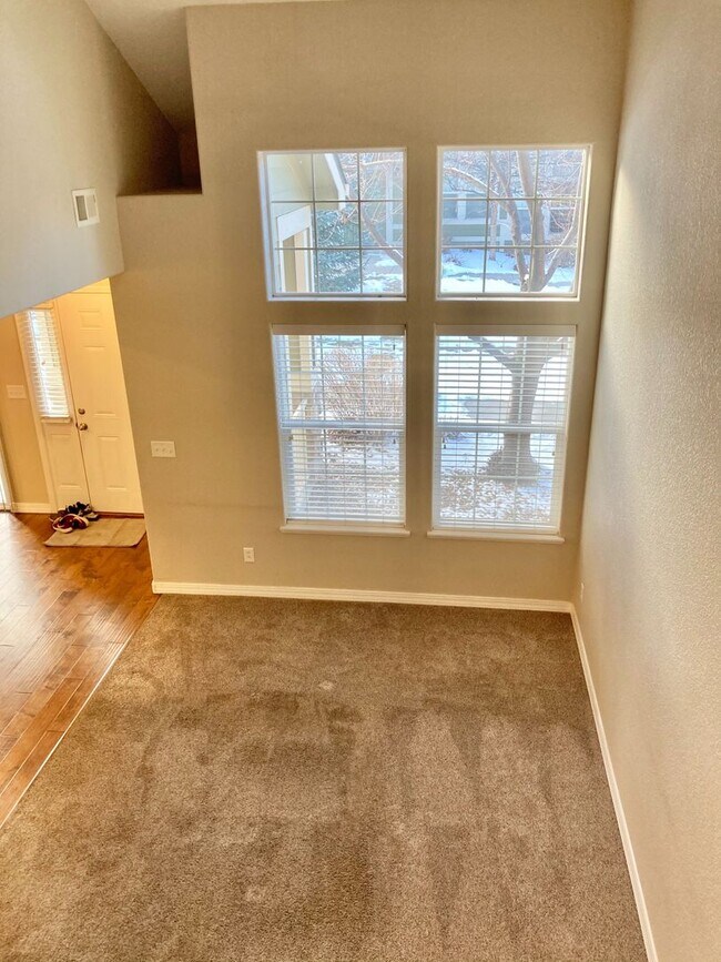 Building Photo - Lovely 3 Bedroom, 2.5 Bathroom Townhome