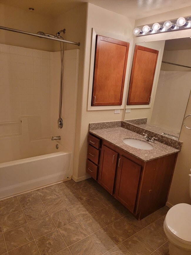 Building Photo - Adorable 3 bedroom 2 bath Condo