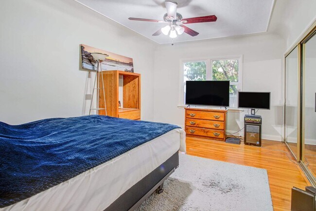 Building Photo - 2372 Overland Ave