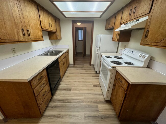 Building Photo - 2 Bedroom Duplex in Southwest Eugene