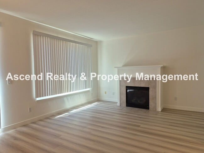 Building Photo - **Move In Special** Updated in Arbor Roses...