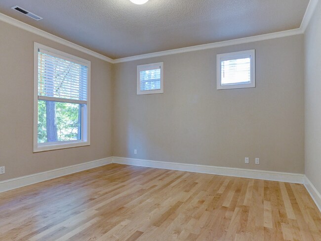 Building Photo - Pristine Spacious 3 Bedroom Lake Oswego Townhome | Skylights, High Ceilings, and Mt. Park Trails ...