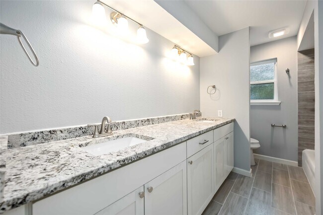 Building Photo - 3823 Fernglade Dr
