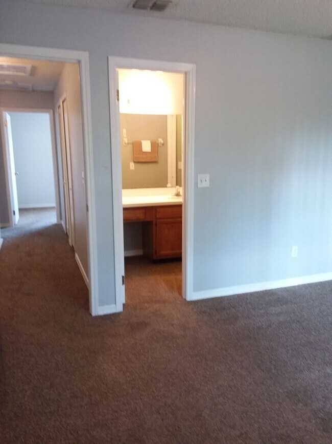 Building Photo - Lexington Square Townhome