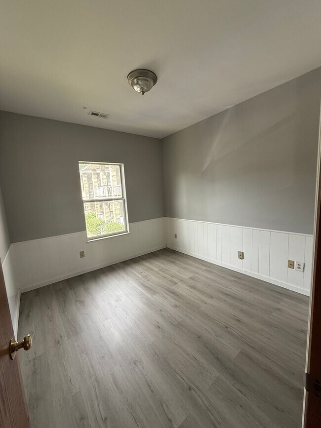 Building Photo - OSU North Campus 5 bedroom 2 bath apartment