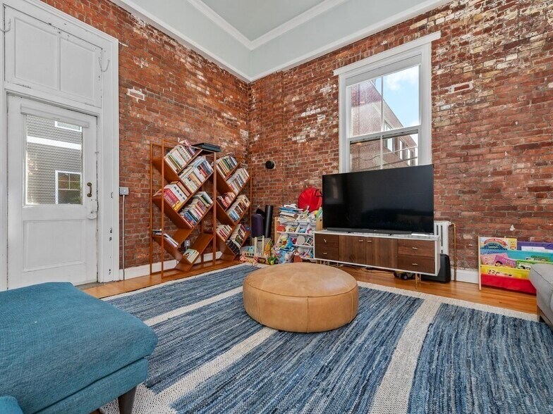 Primary Photo - 35 Saratoga St