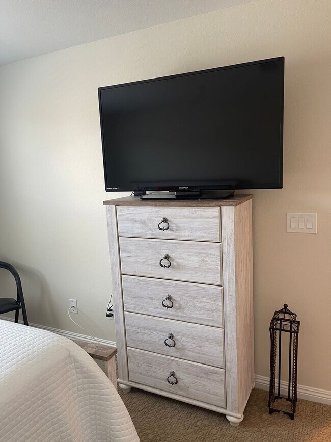 Building Photo - 3 bedroom townhouse in gated community!