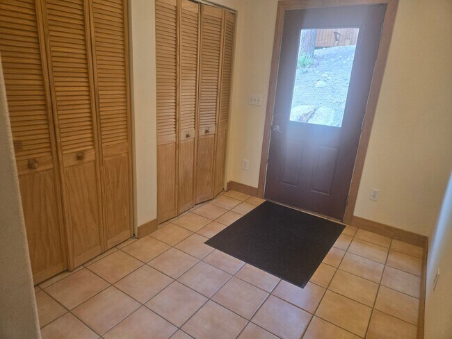 Building Photo - 229 Crestwood Ct