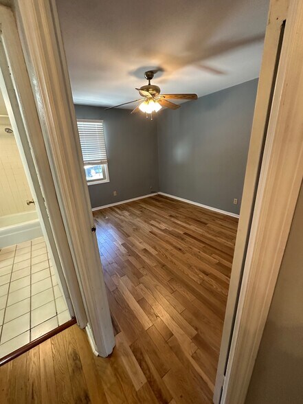 Building Photo - 1008 Manor Ln