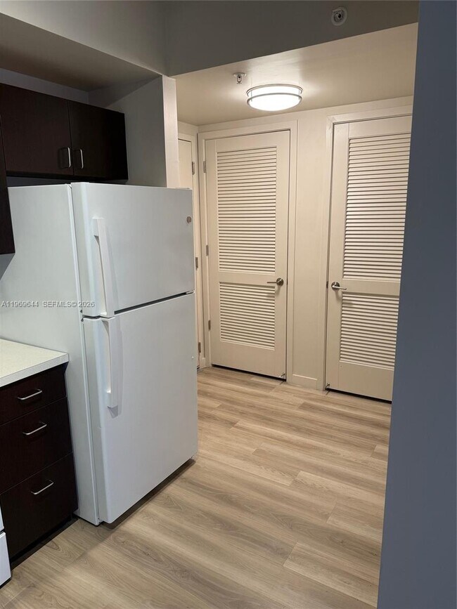 Building Photo - 437 SW 4th Ave