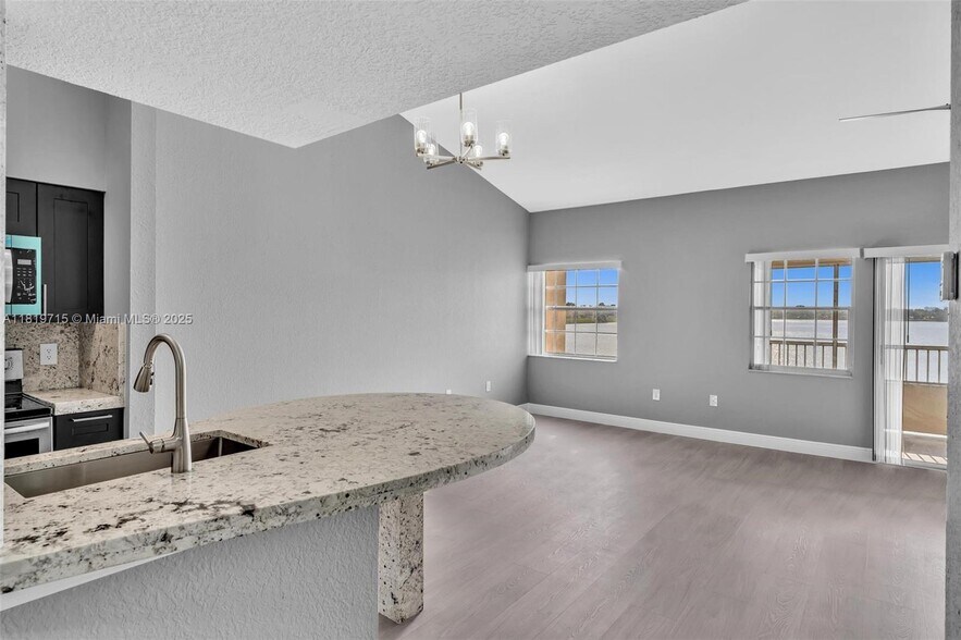 Building Photo - 2811 N Oakland Forest Dr