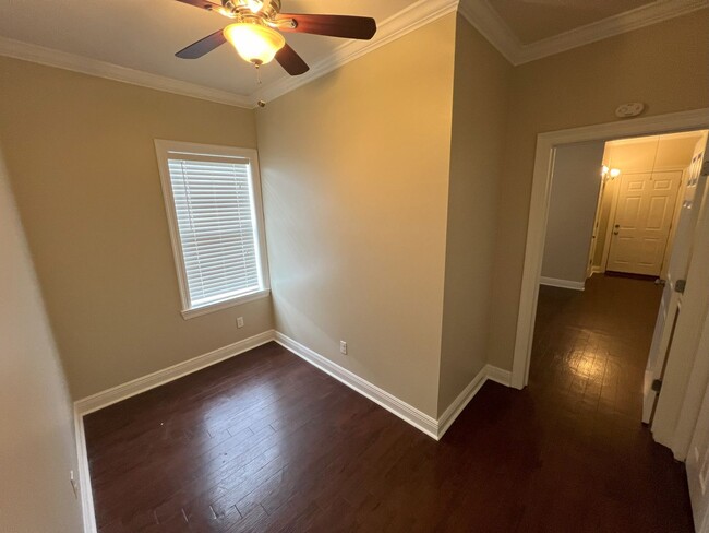 Building Photo - 1 bedroom, 1 bathroom duplex located in Po...