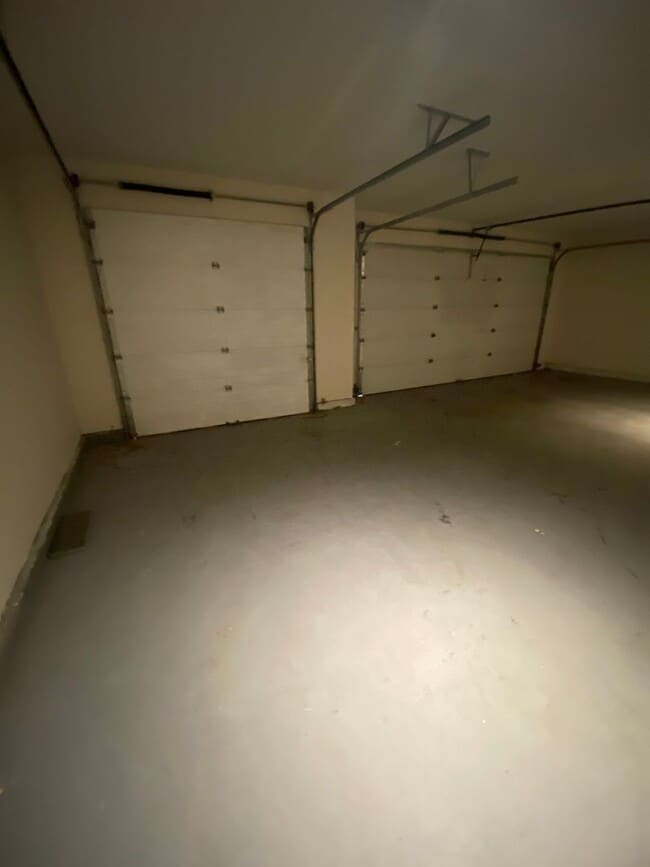 Building Photo - April Rent Free - House with Triple Car Garage