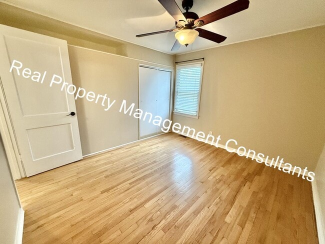 Building Photo - 3-Bedroom Home Near Downtown Overland Park!