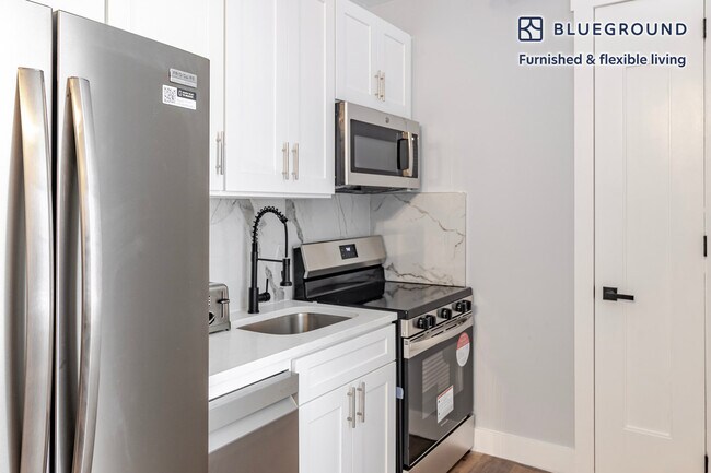 Building Photo - 161 W 54th St