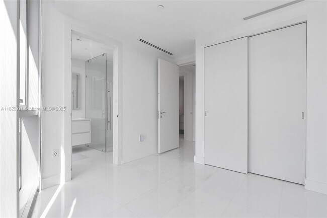 Building Photo - 300 Biscayne Blvd Way