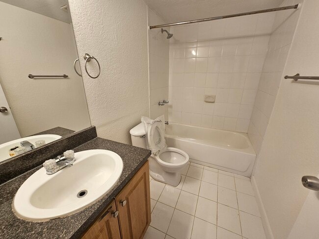 Building Photo - 120 Sparrow Dr