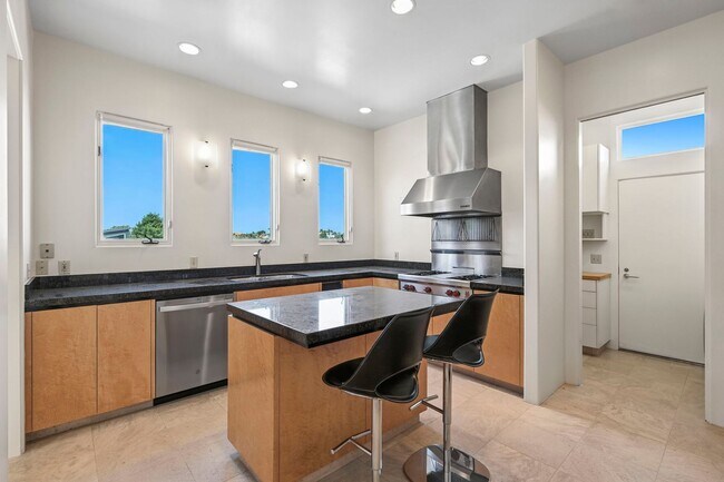 Building Photo - Gorgeous 3 Bed/3 Ba Home Tucked Away in th...