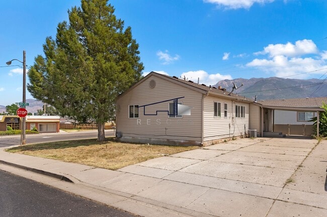 Building Photo - Washington Terrace 2 Bedroom Home!