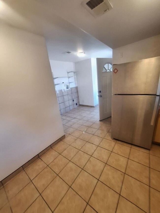 Building Photo - 560 Oak Ave