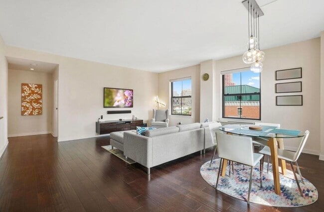 Building Photo - 1 Greene St