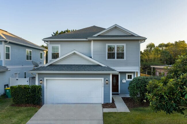 Building Photo - 914 7th Ave N