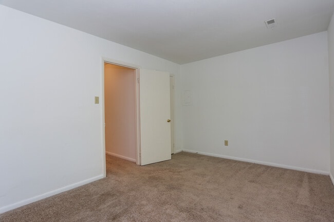 Building Photo - 605 Barberton Dr