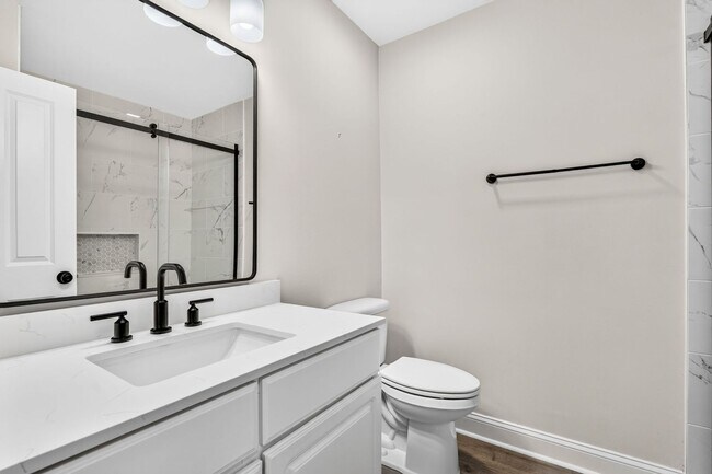 Building Photo - Modern Comfort in the Heart of Johns Island