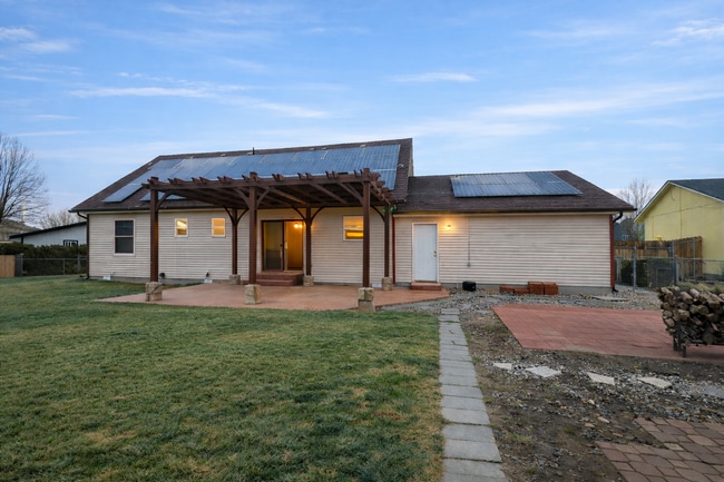 Building Photo - 4 bedroom, 3 bath, fully fenced, SOLOR PANELS-NO ELECTRIC BILL!