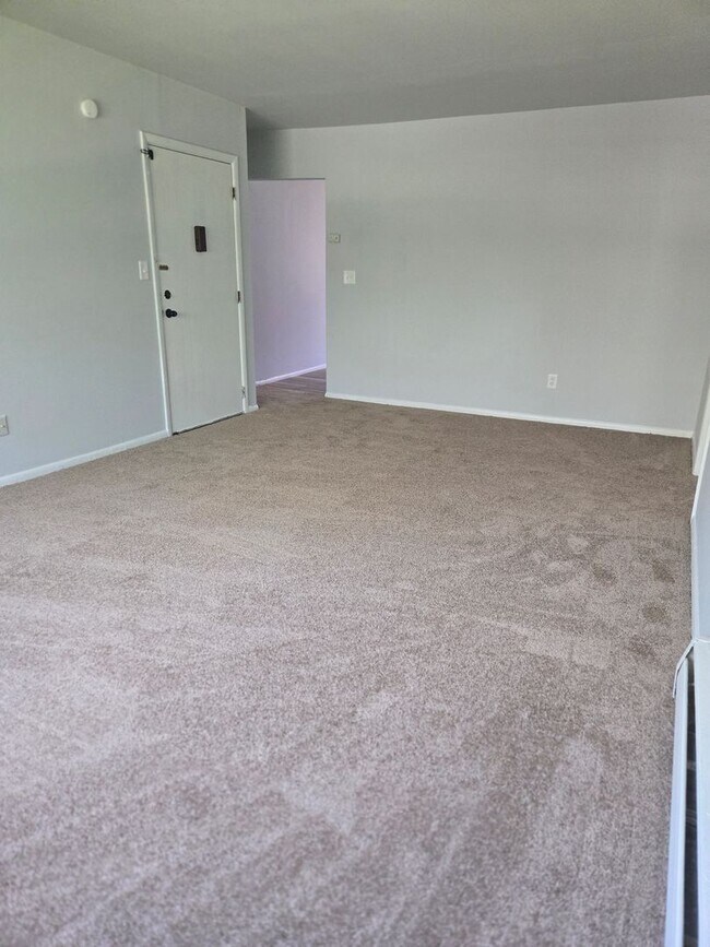 Building Photo - 2 bedrooms, 1 bathroom
