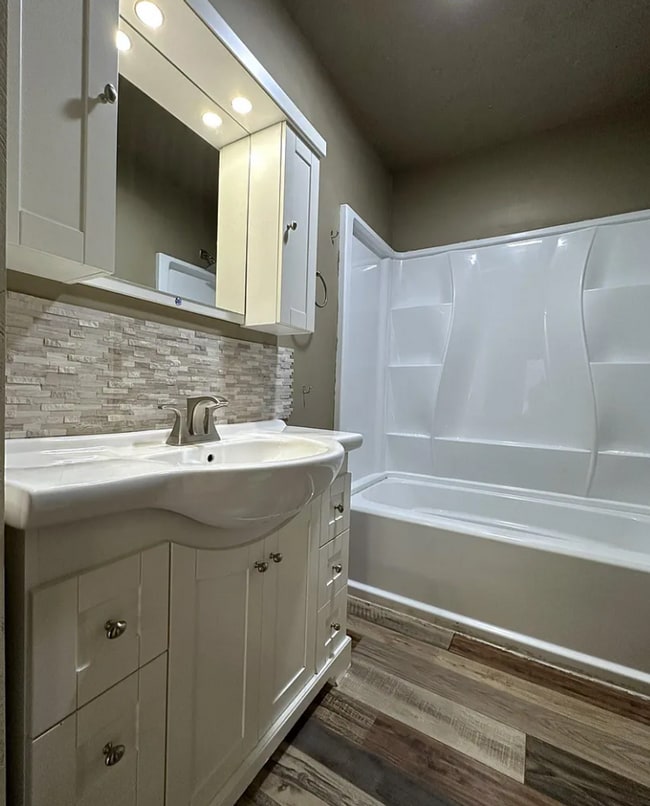 Building Photo - Don't Miss Out on this beautiful bungalow!