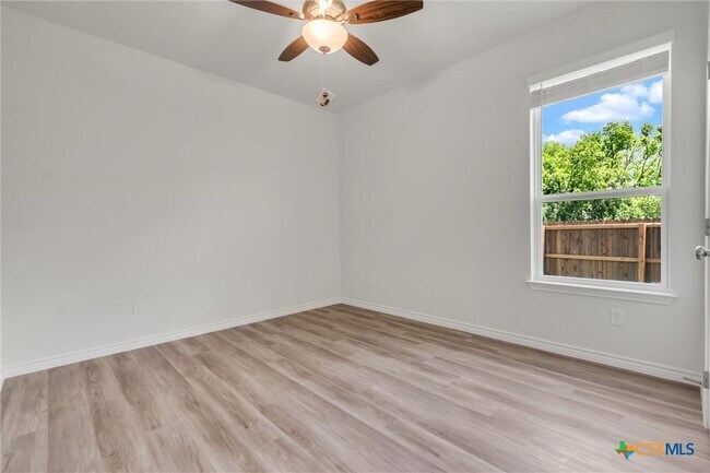 Building Photo - 1118 B Zora Dr