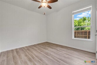 Building Photo - 1118 B Zora Dr