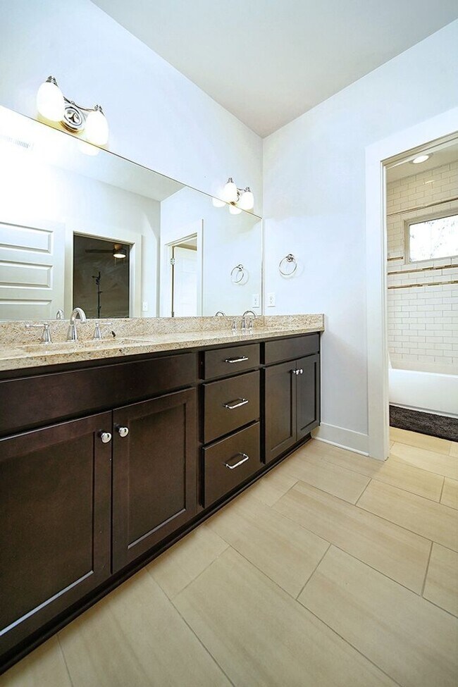 Building Photo - Don't miss this gorgeous 3BE/2.5BA in Desi...