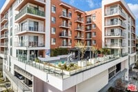 Building Photo - 453 S Kenmore Ave