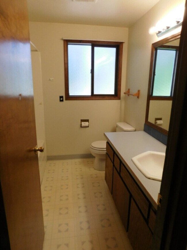 Building Photo - 3Bd/1.5Ba Single Story House - For Viewing!