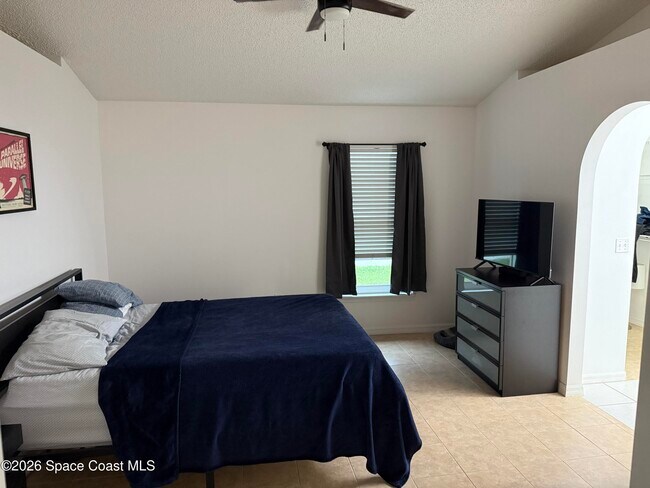 Building Photo - 2089 Redwood Cir