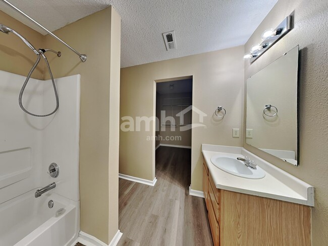 Building Photo - 944 Stonehurst Dr