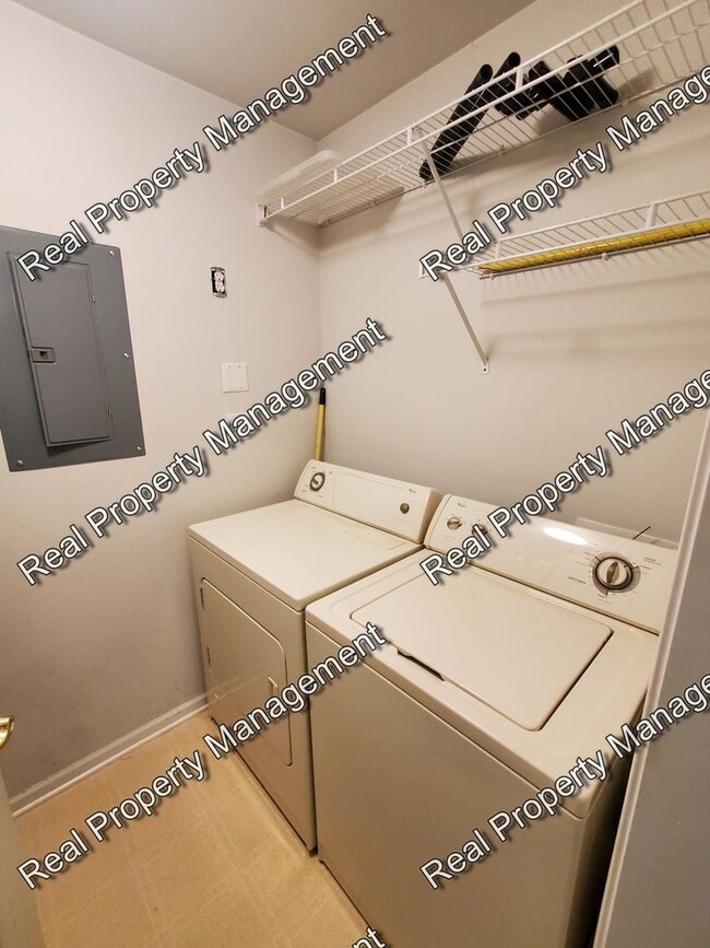Building Photo - 2 Bedroom Condo