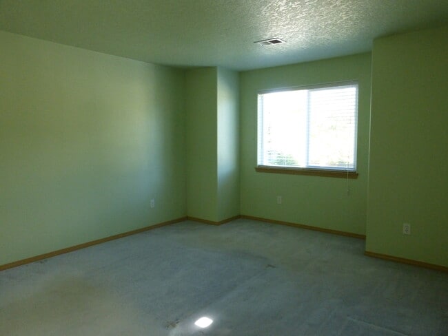 Building Photo - Great Home in SE Portland for Lease !! Pet...