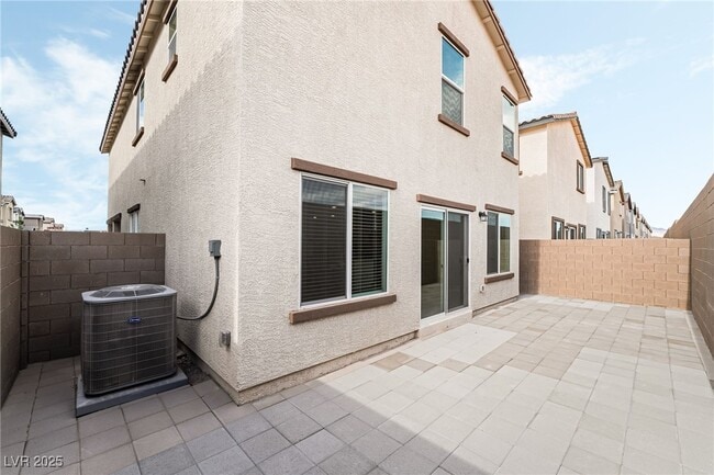 Building Photo - 3324 La Cura Ave