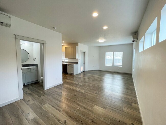 Building Photo - Beautiful3 bed 2,5 bath townhouse in Garden City